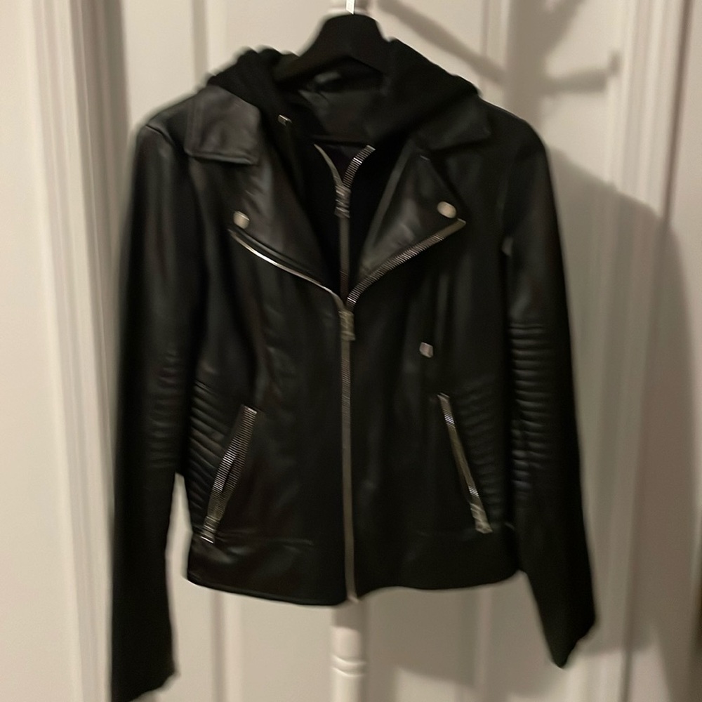 Brand:Guess,SizeM,Color:black,high quality leather , hoody removable ,New.